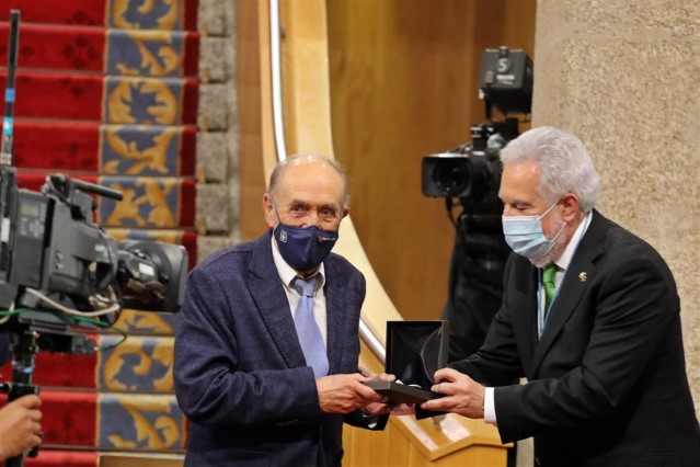 Carlos Mella Villar recolle a Medalla do Parlamento 2021 en nome da Fundación Castelao